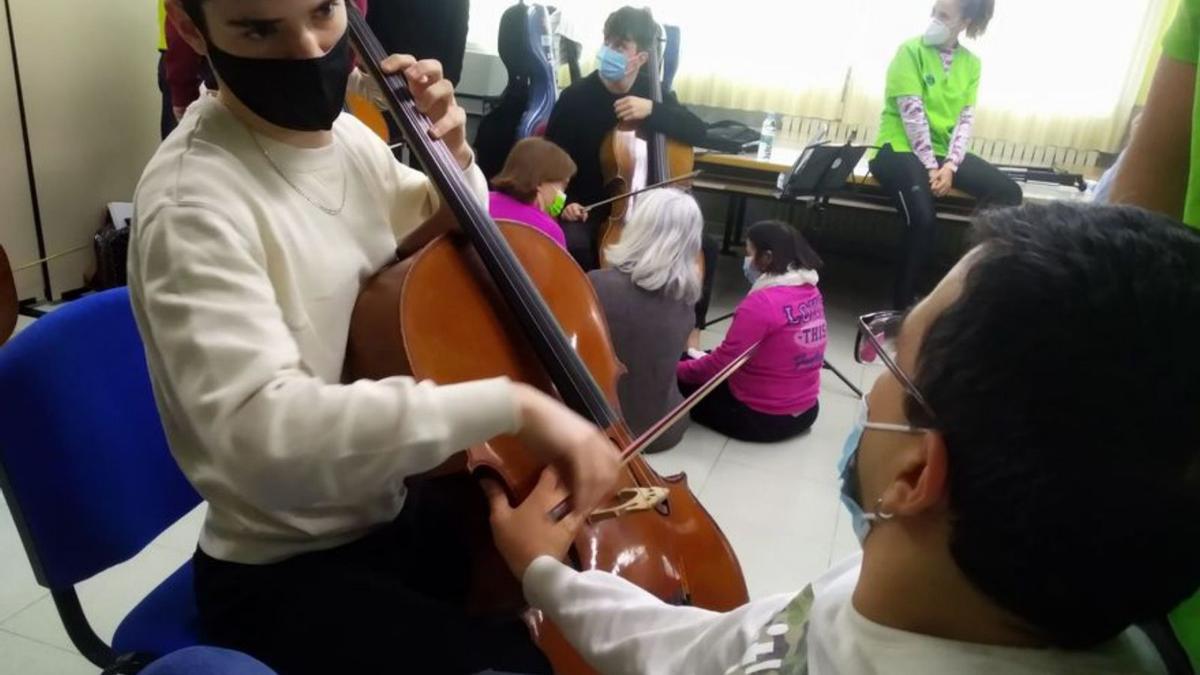 Ensayo de los alumnos de la escuela municipal de música. | SERVICIO ESPECIAL