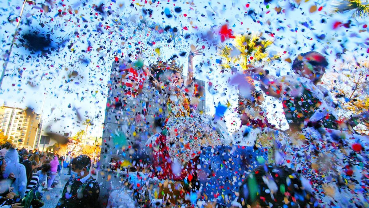 5.500 kilos de confeti y la música internacional inundan las fiestas de la Magdalena