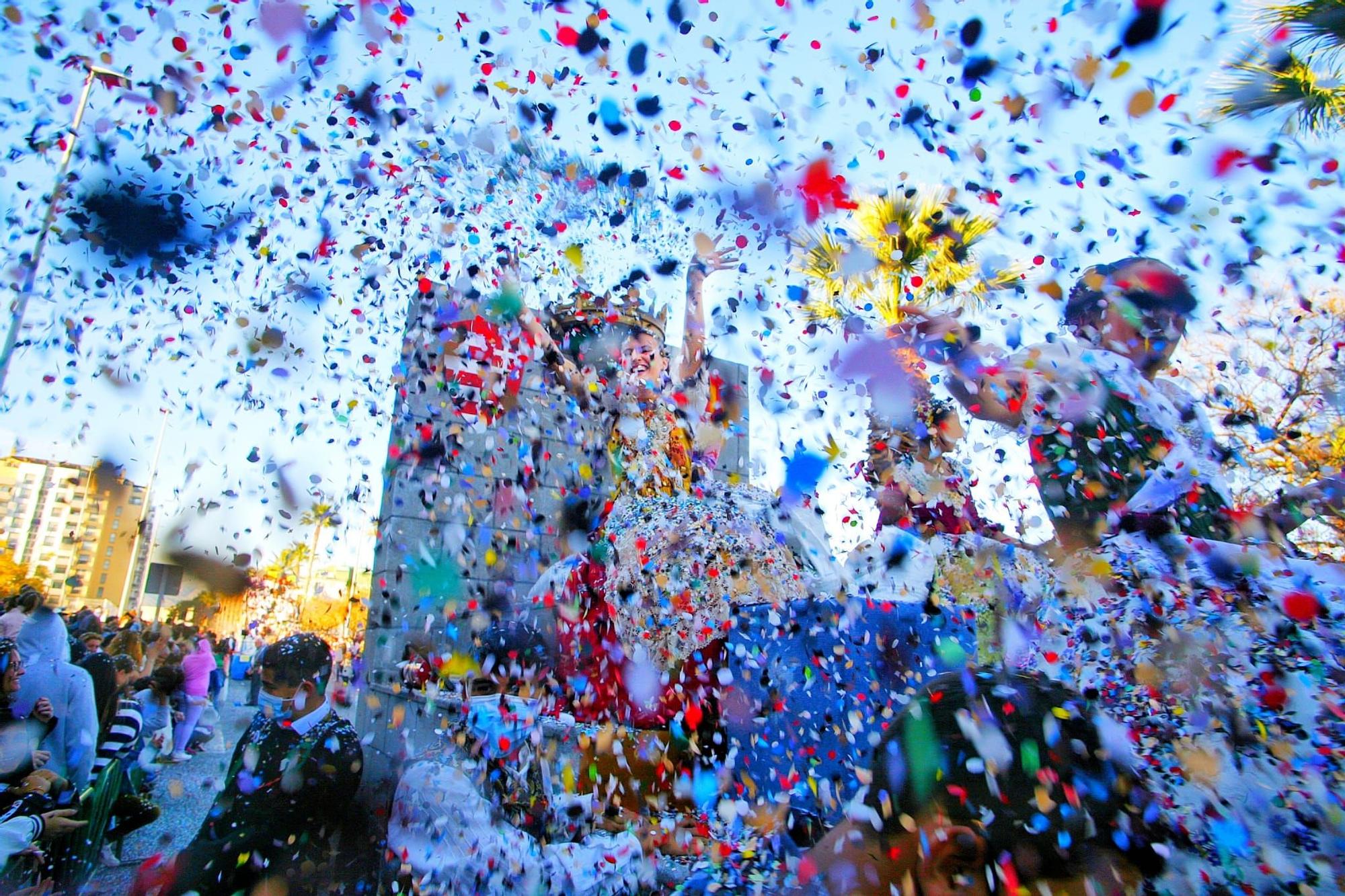 5.500 kilos de confeti y la música internacional inundan las fiestas de la Magdalena