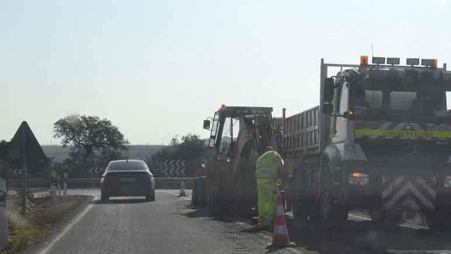 Obras en una carretera de Sanabria.