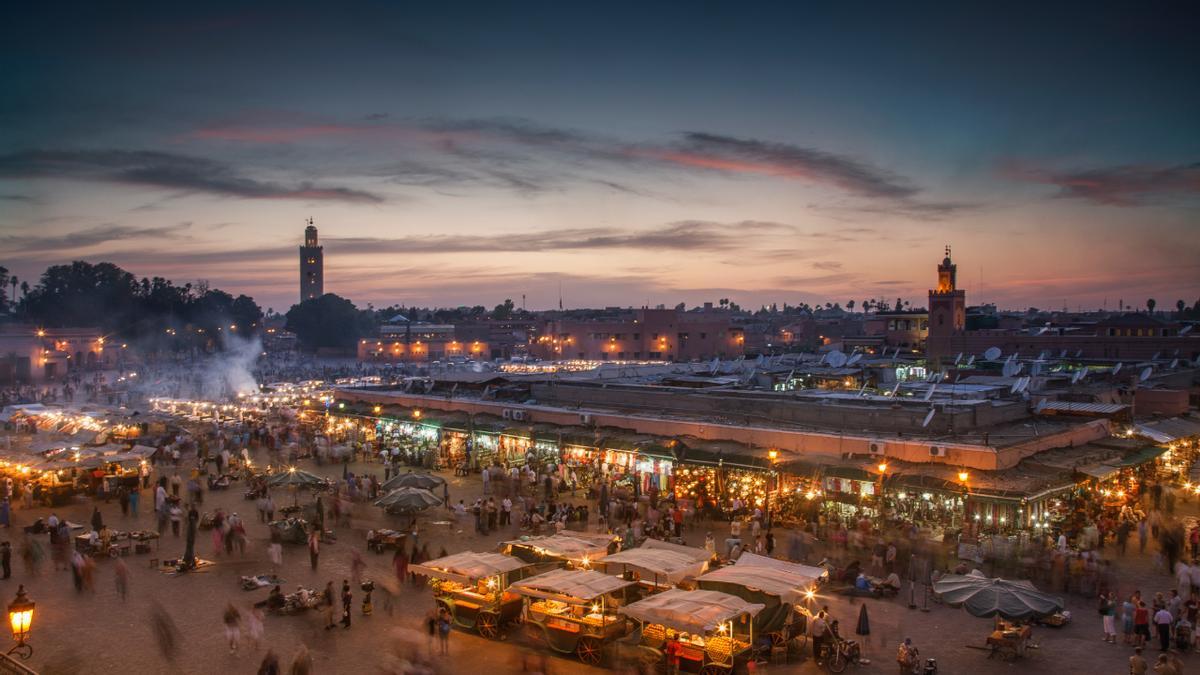 Vista de la famosa plaza Jemaa el Fnaa de Marrajech, ciudad a la que llegaran los viajes desde Vigo programados por Soltour.