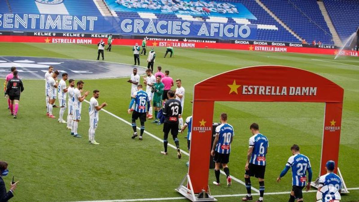 El Tenerife, haciéndole el pasillo al Espanyol en 2021.