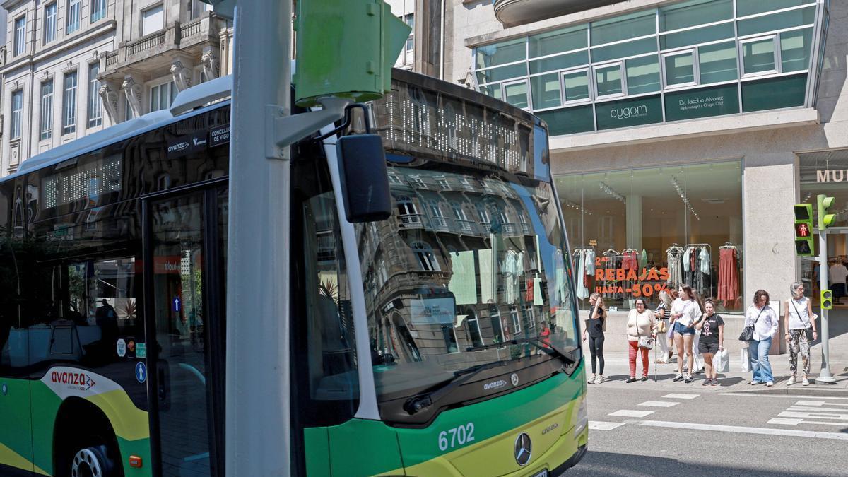Un autobús urbano de Vigo, en una parada.