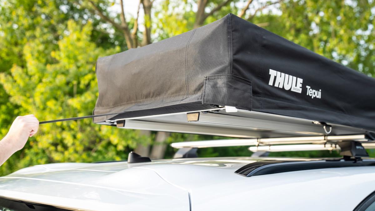 Opel Frontera con tienda en el techo