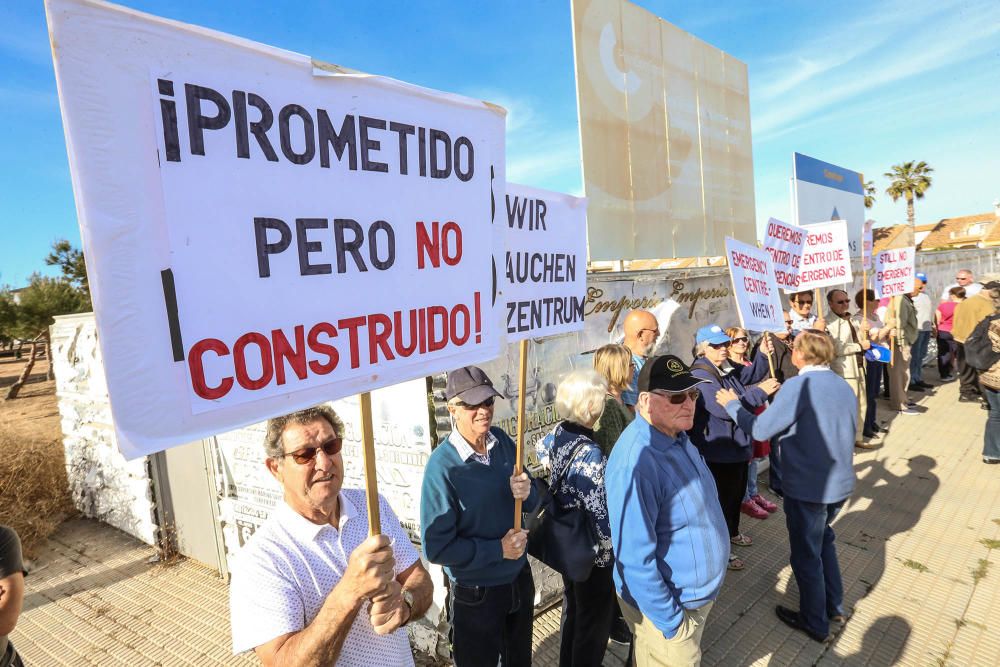 Manifestación en el Centro de Coordinación de Emergencias de Orihuela Costa
