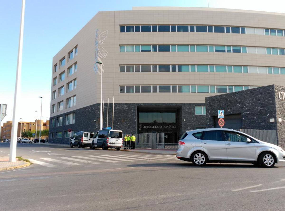 El juez imputa un delito de abuso sexual al padre que tuvo un bebé con su hija en Elche