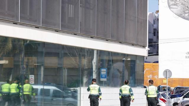 Guardias civiles junto a la nueva sede de los juzgados en una imagen de archivo. | J.A.RIERA