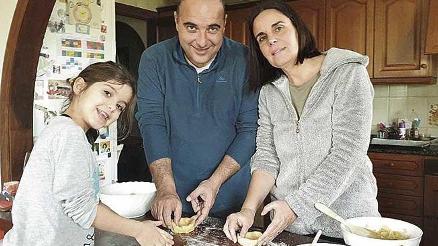 AntÃ²nia Vallcaneres, con la familia, elaborando este alimento tradicional.