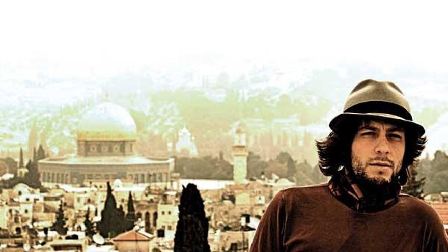 El músico vigués Roberto Alonso, ante una panorámica de Jerusalén con la mezquita de Al-Aqsa y el cementerio judio. Al fondo, se encuentra el monte de los olivos.