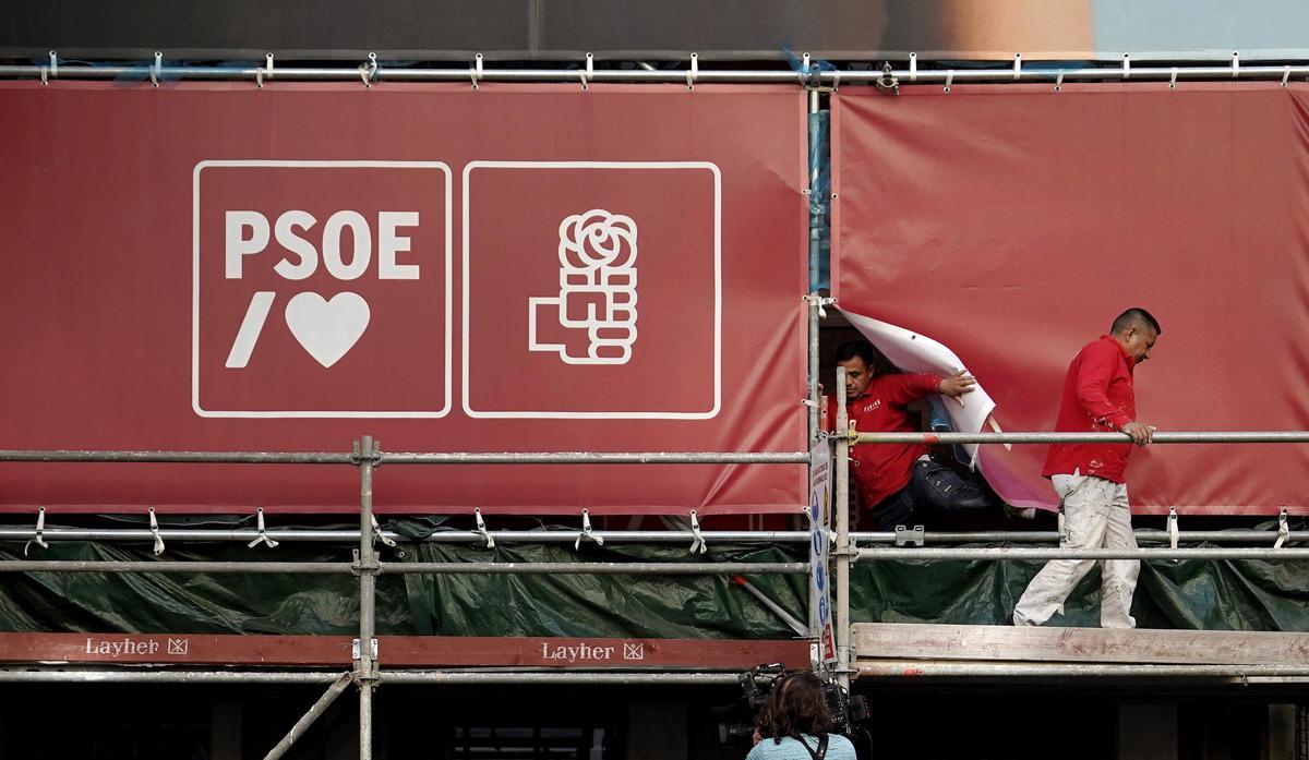 Dos operarios trabajan en la sede del PSOE mientras la UCO requería documentación, este martes.