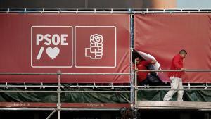 Dos operarios trabajan en la sede del PSOE mientras la UCO requería documentación, este martes.