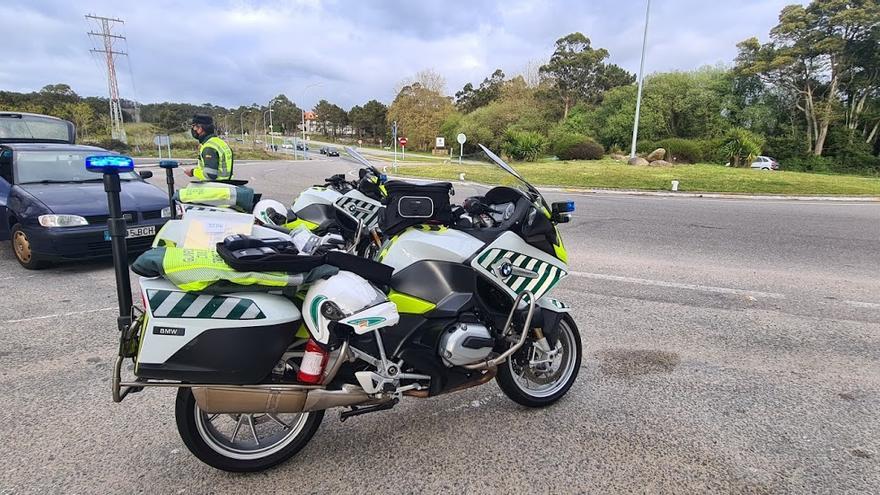 Un control de acceso de la Guardia Civil en la entrada a O Grove.