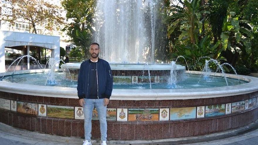 Javier Añón, ayer, posa para La Opinión en La Alameda de Marbella, junto a la Fuente del Rocío.