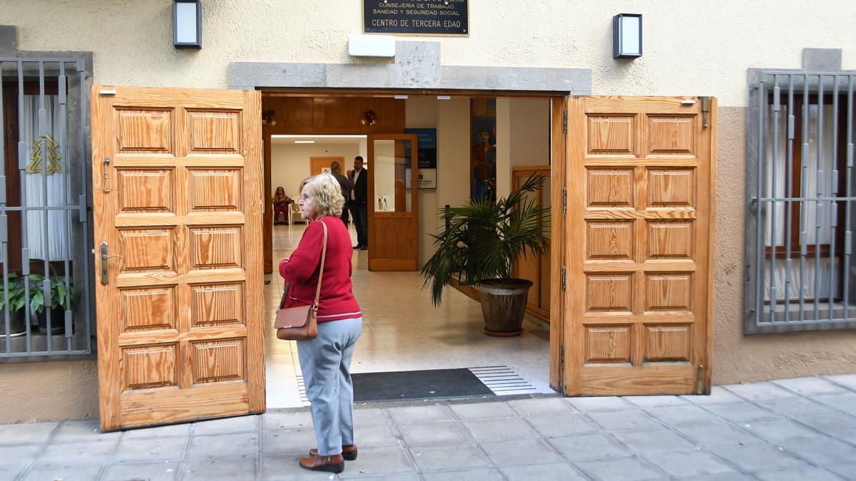 La entrada del centro de mayores de San Gregorio