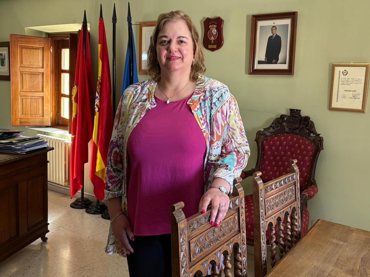 Montse Fernández en el despacho de alcaldía del ayuntamiento de Tineo.