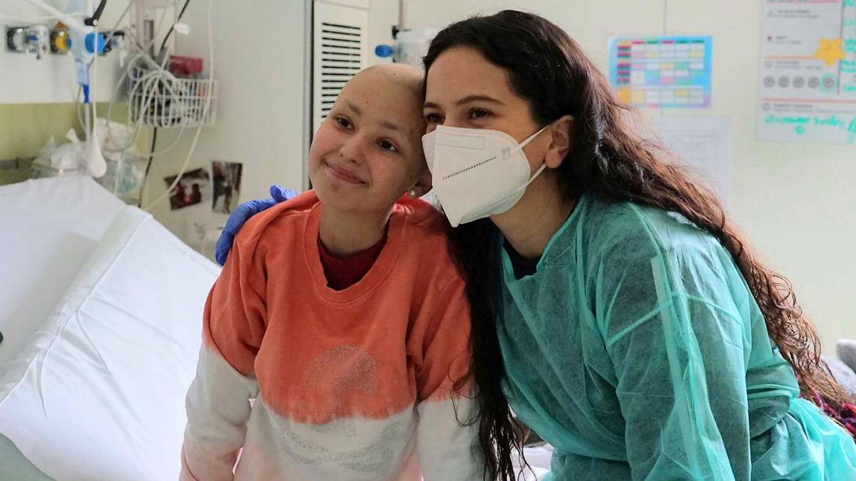 Rosalía visita els nens amb càncer de Sant Joan de Déu | P