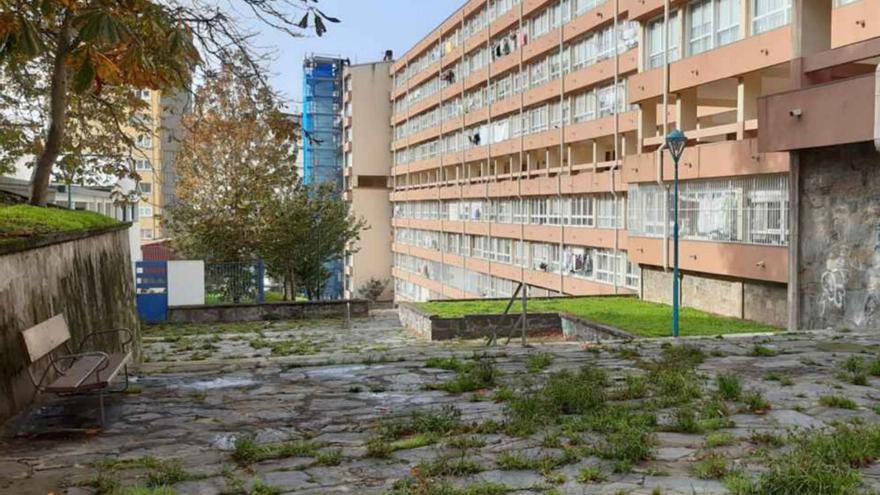 Plaza de los Castaños. A la derecha, el edificio de cuya terraza partirá la pasarela. |   // LA OPINIÓN