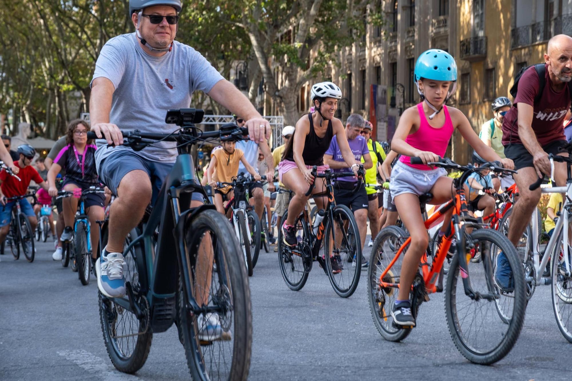 Un centenar de personas participan en la bicicletada de Palma