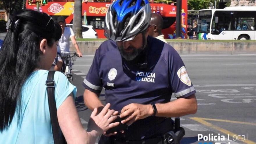 El gesto a imitar de Paloma con una cartera encontrada en la calle en Palma