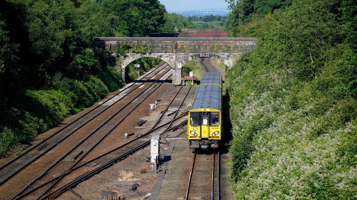 20 de junio de 2022, Reino Unido, Liverpool: Un tren llega a la estación Hunts Cross, Liverpool. MerseyRail ha anunciado que todos los trenes se detendrán mañana debido a la acción industrial. Foto: Peter Byrne/PA Wire/dpa 20/06/2022 SOLO PARA USO EN ESPAÑA