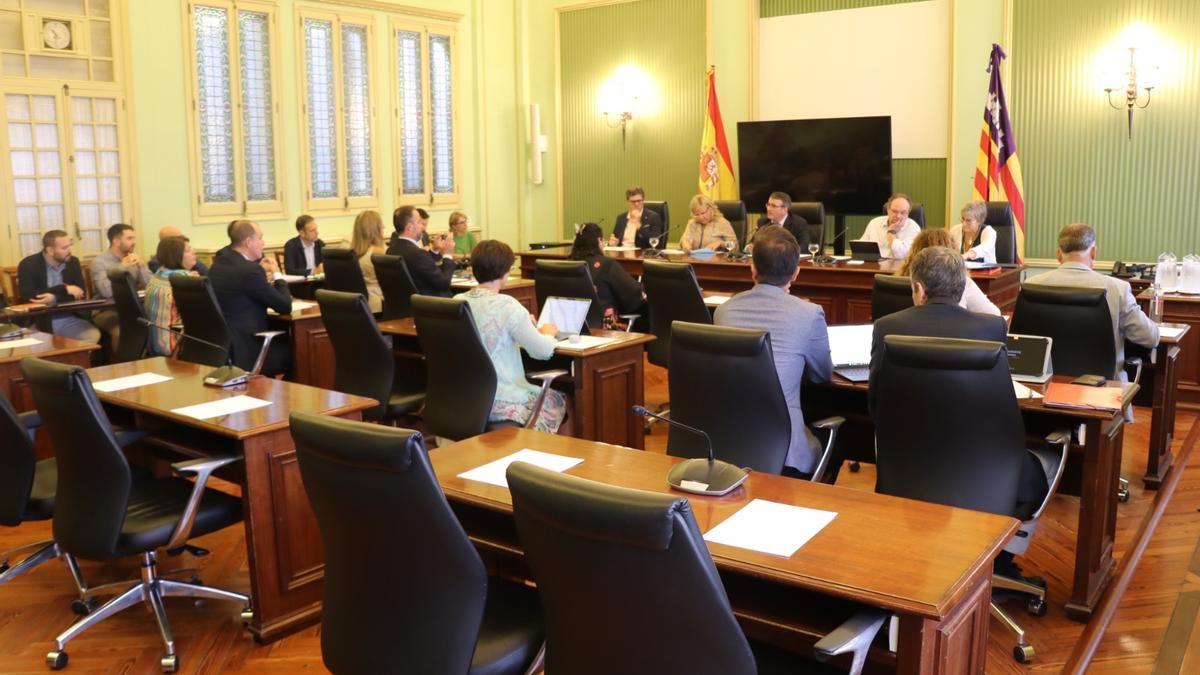 Los miembros de la comisión en la Sala Verde del Parlament.