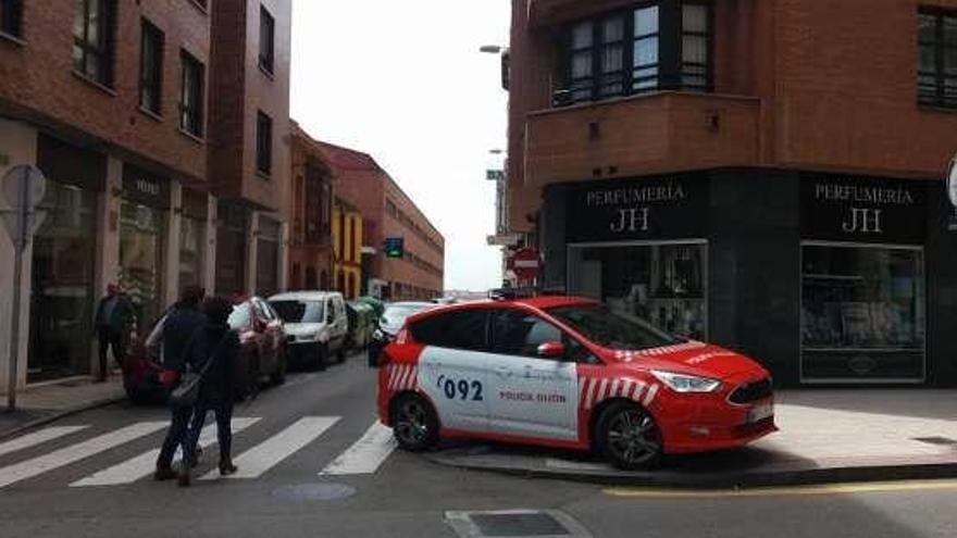 Una de las patrullas de la Policía Local que acudieron ayer a la calle Numa Guilhou, aparcada en la esquina con la calle Pedro Duro.