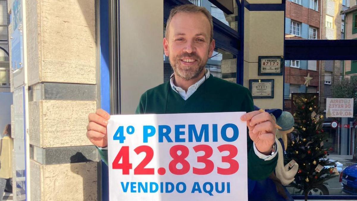  Borja Álvarez con el cartel que colgó en su administración.  |