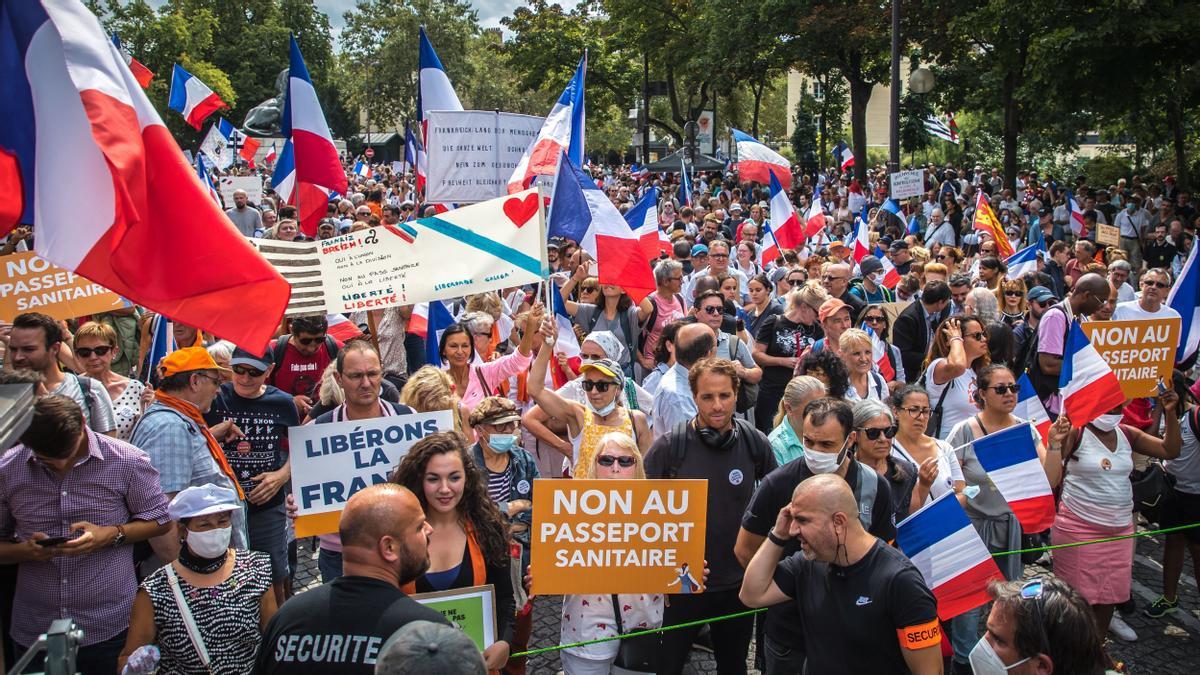 Right-wing party ’Les Patriotes’ lead an Anti Health pass demonstration in Paris