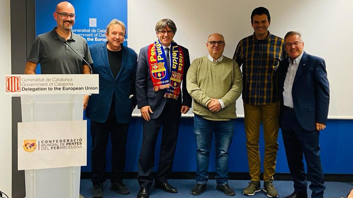 David Falgàs, Salva Torres, Carles Puigdemont, Toni Freire, Toni Valverde y Claudi Bosch, en la conferencia de la Confederación Mundial de Peñas celebrada este viernes en Bruselas