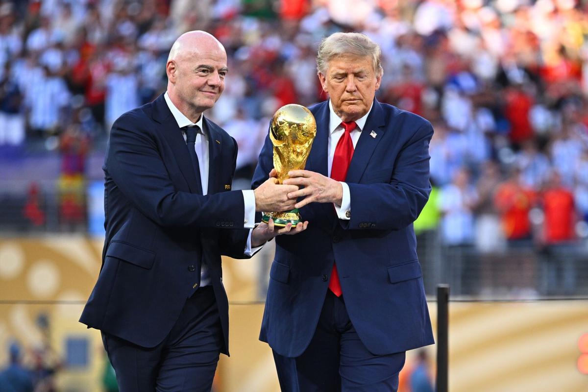 19/07/2026 19 July 2026, US, East Rutherford: US President Donald Trump and FIFA President Gianni Infantino present present the World Cup trophy during the award ceremony following the 2026 FIFA World Cup final soccer match between Spain and Argentina at New York-New Jersey Stadium (MetLife Stadium). Photo: Tom Weller/dpa DEPORTES Tom Weller/dpa