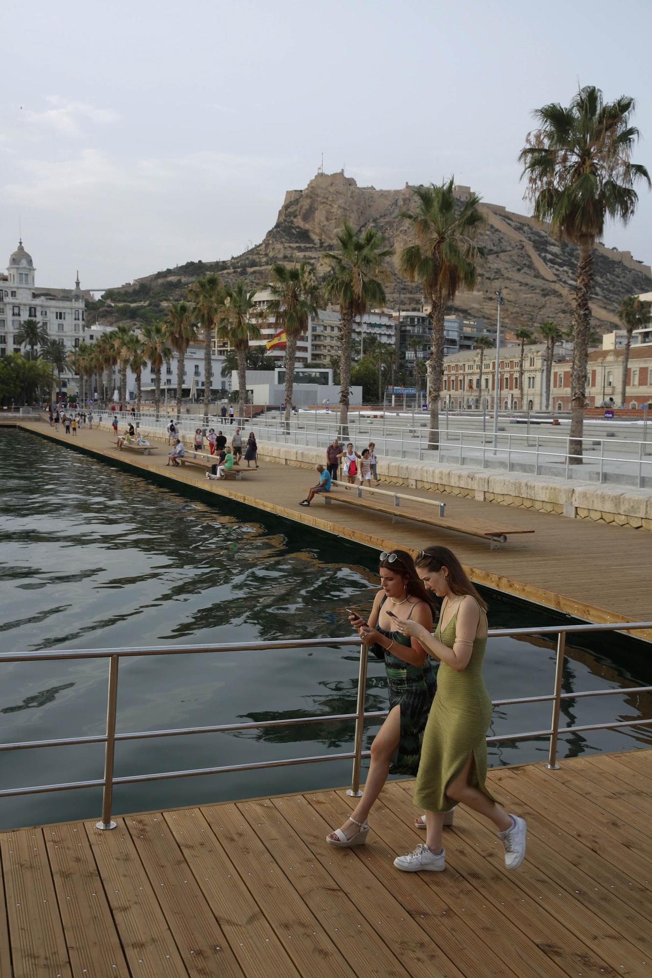 Así luce la nueva pasarela de madera en el puerto de Alicante