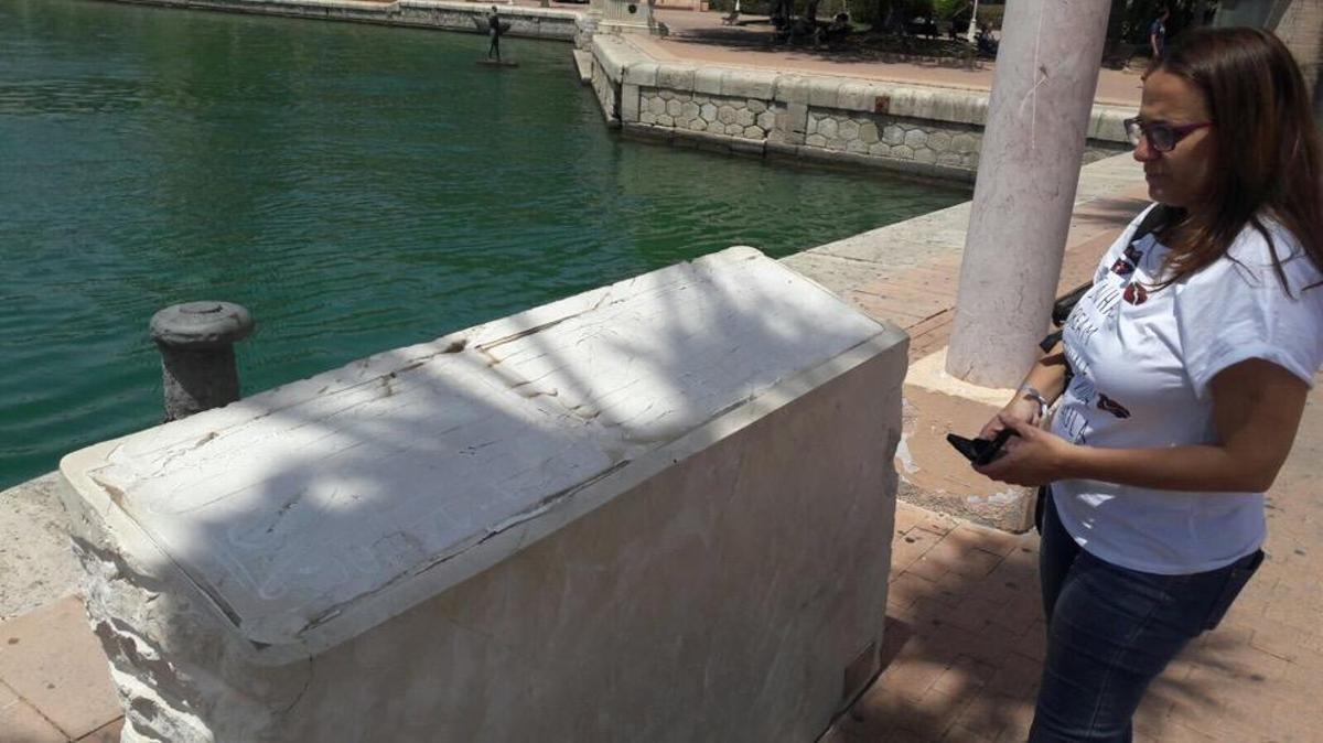 La edil Espuch observa las consecuencias del acto vandálico