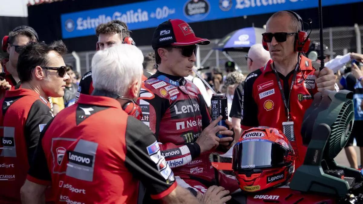 David Tardozzi, de espaldas, junto a Marc Márquez, ayer, en la parrilla de Goiania