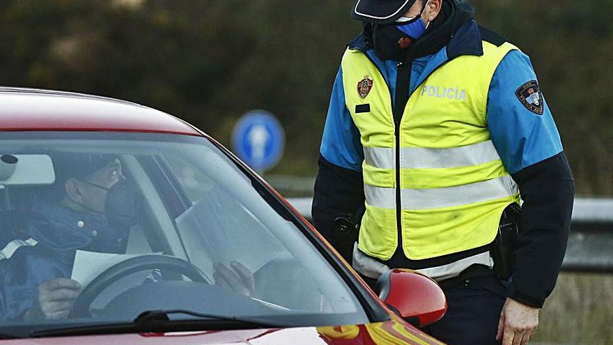 Un control policial en la rotonda de Cuyences durante la tarde de ayer.  | Julián Rus