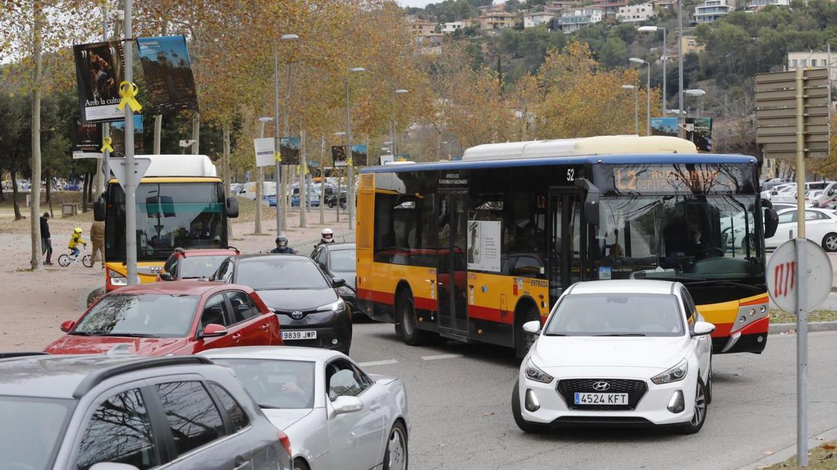 Cotxes i autobusos circulant per la zona de la Copa a Girona.  | ANIOL RESCLOSA