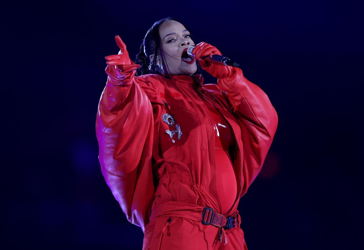 Rihanna revela su segundo embarazo en su regreso musical en la Super Bowl