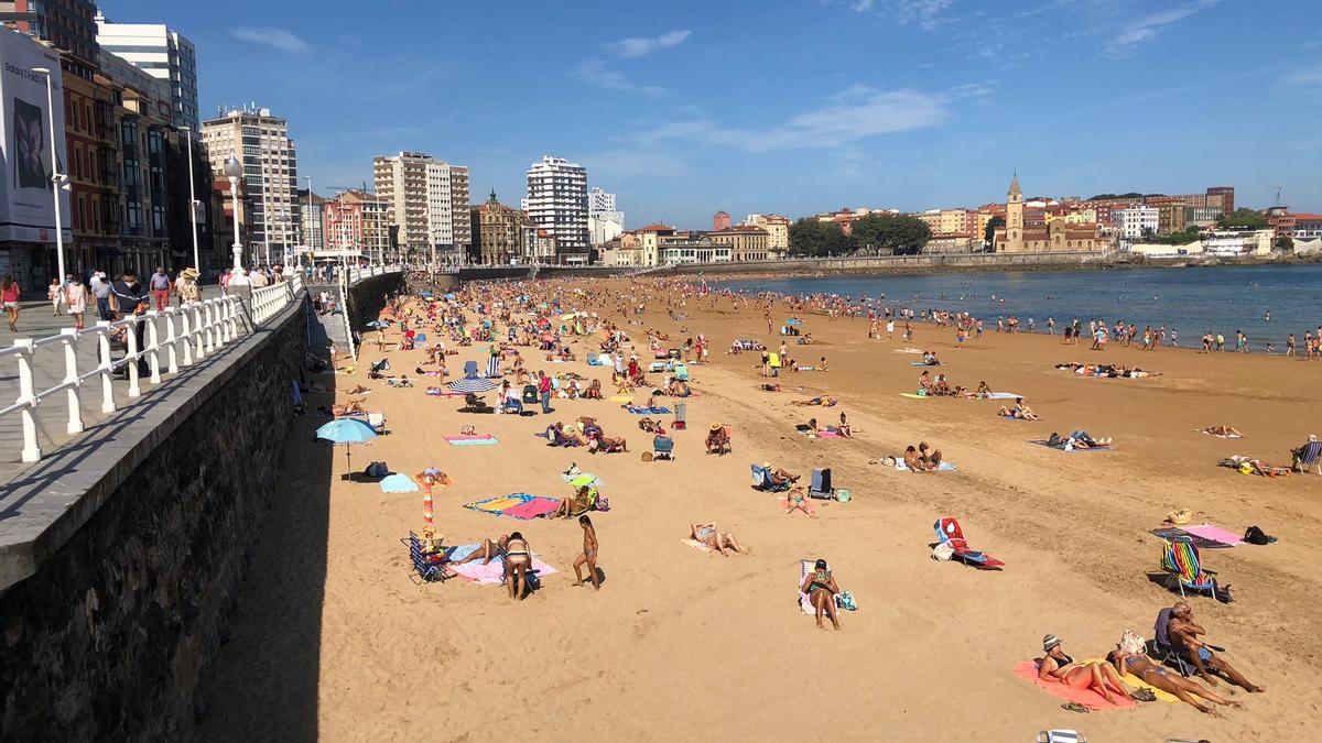 Así estaba esta mañana la playa de Gijón