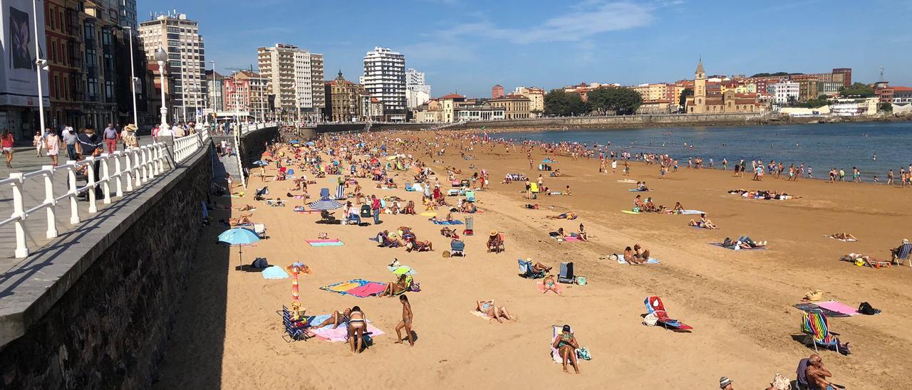 Así estaba esta mañana la playa de San Lorenzo en Gijón