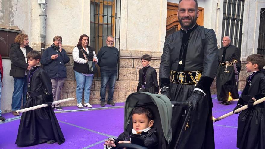 Llueca, con Pablito, en un acto de Semana Santa.