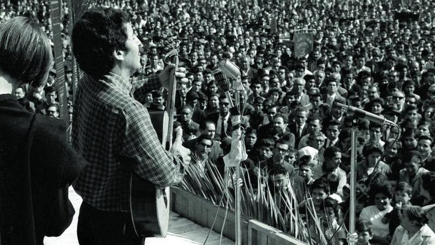 Víctor Jara, junto a los Quilapayún, cantando en conmemoración del 1°  de Mayo. |