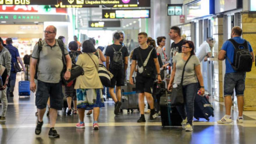 Un grupo de pasajeros en la zona de llegadas del aeropuerto de Gran Canaria.