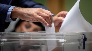 Así se realiza el escrutinio de votos en las elecciones: ¿Tienen prioridad el voto por correo y el exterior?