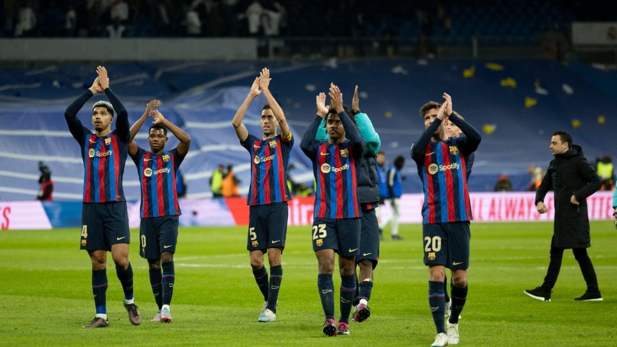 El Barça saluda a la afición tras el clásico