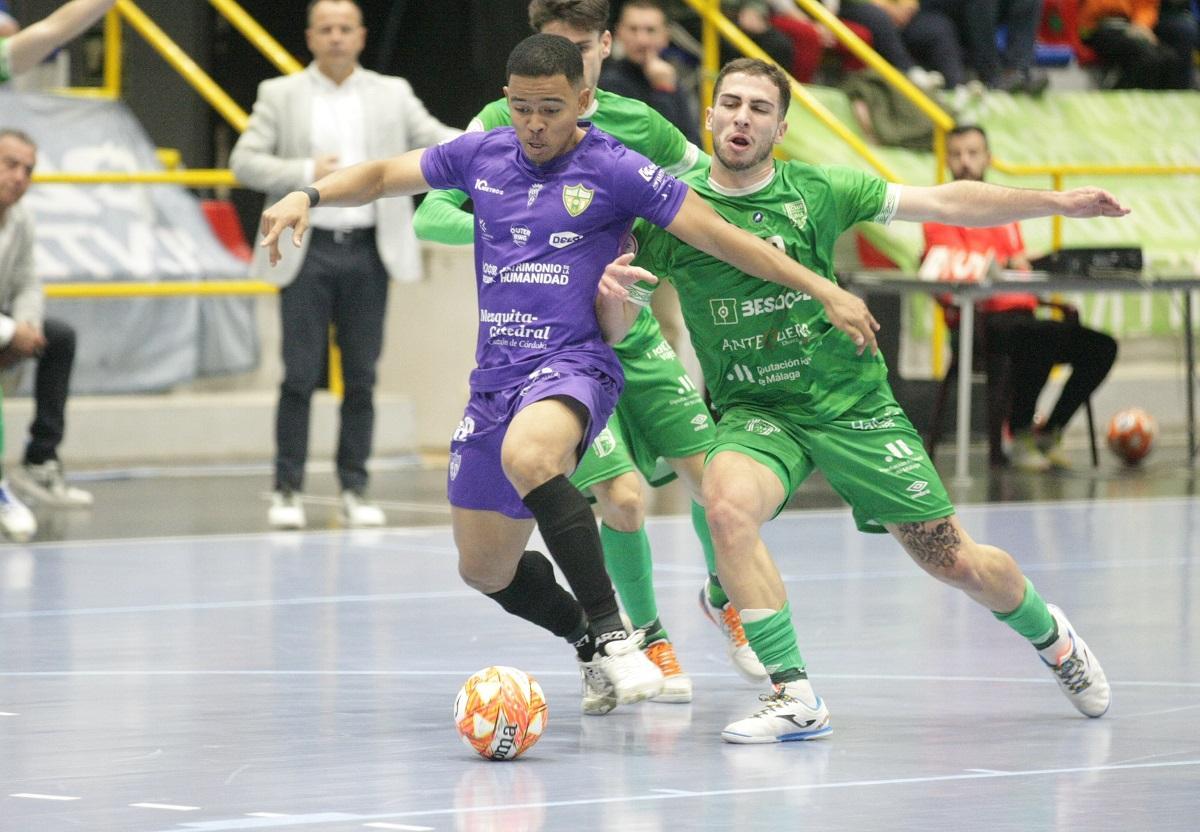 Muhammad controla el balón en el UMA Antequera-Córdoba Futsal.