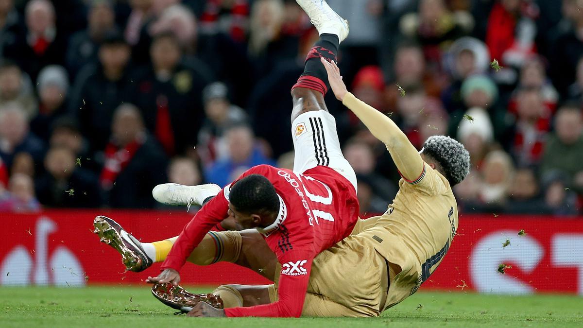 Araujo mantuvo un intenso duelo con Rashford