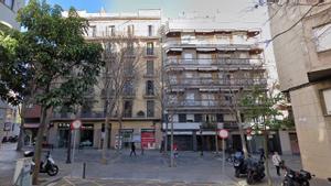 Calle Rogent a la altura de Rosselló, donde hay fincas afectadas por cortes de luz
