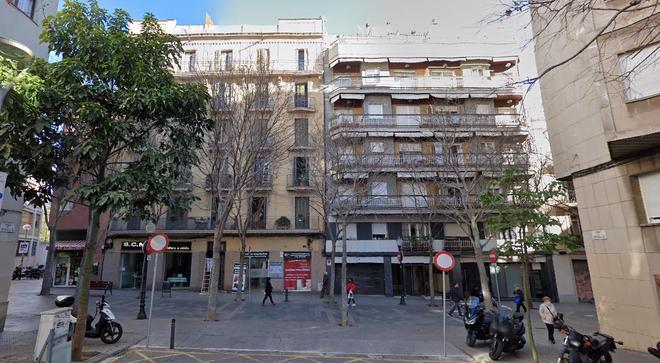 Calle Rogent a la altura de Rosselló, donde hay fincas afectadas por cortes de luz