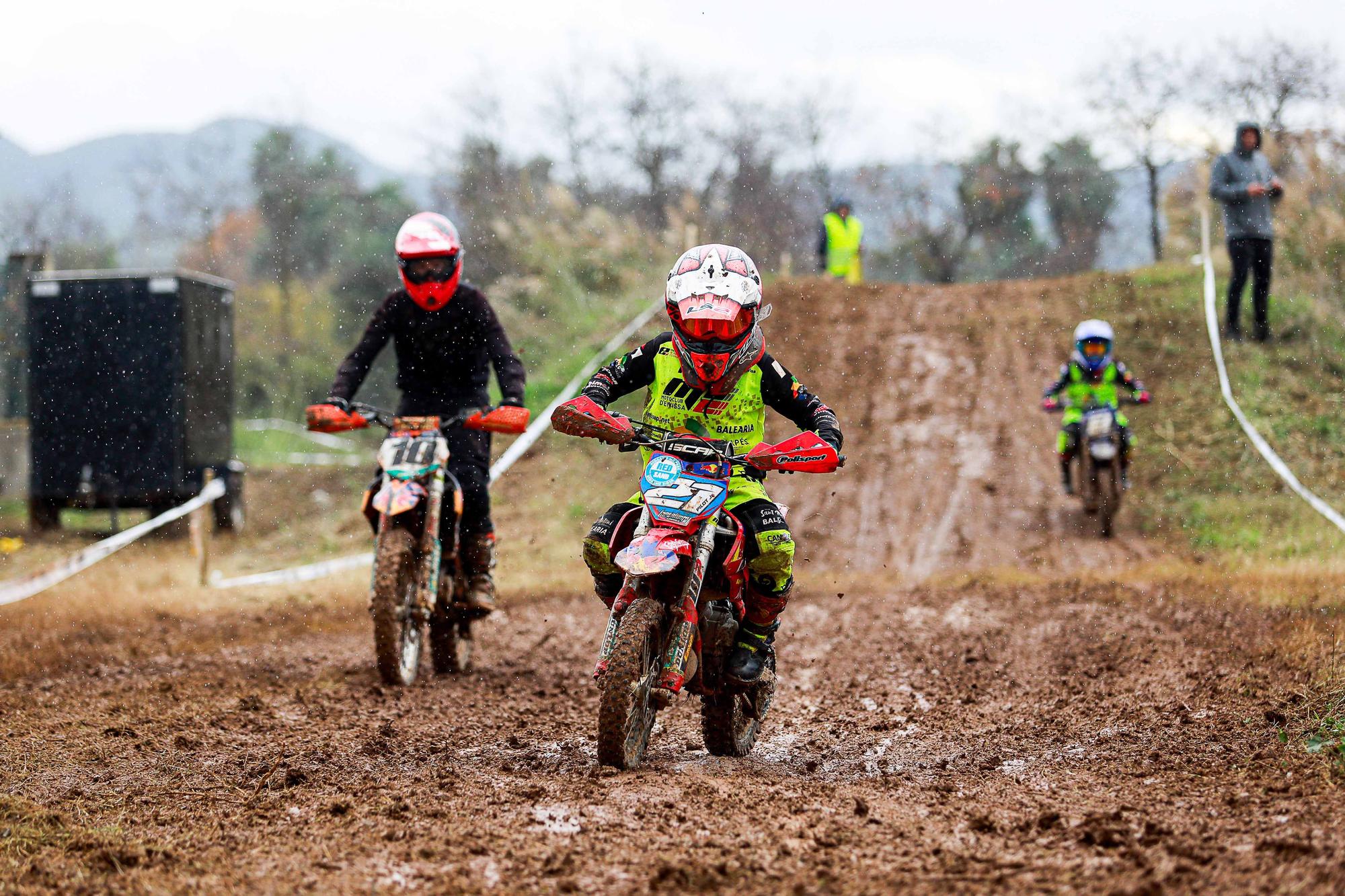 Motocross en Ibiza: el arte de pilotar sobre el barrizal