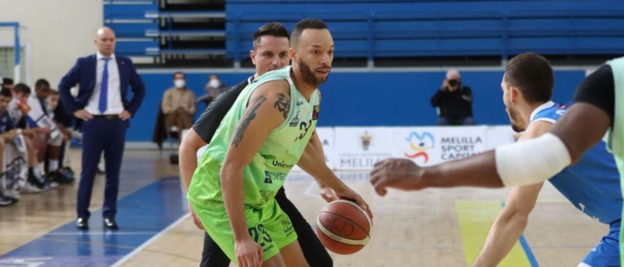 Jeff Xavier, en una acción de ataque ante Adrián Chapela, con el árbitro Alberto Lázaro detrás de él.