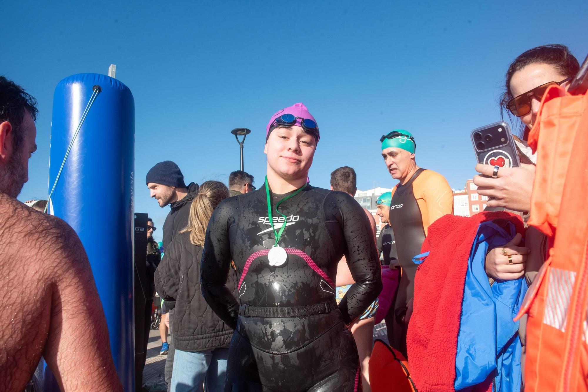 A Coruña desafía al frío y al mar para visibilizar la ELA